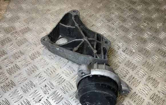 BMW 5 F10 F11 Engine mount bracket 6785601 6781241