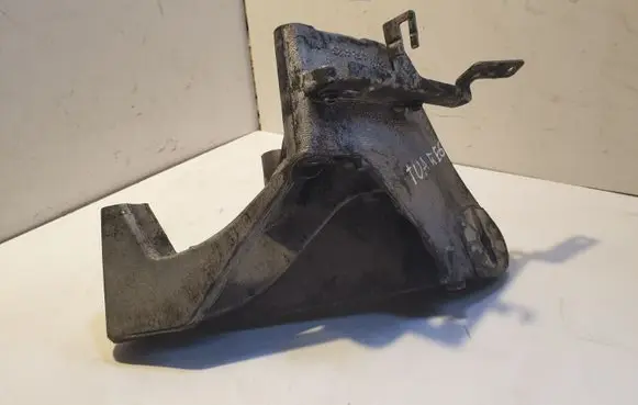 Volkswagen Touareg I Engine mounting bracket 070199307A