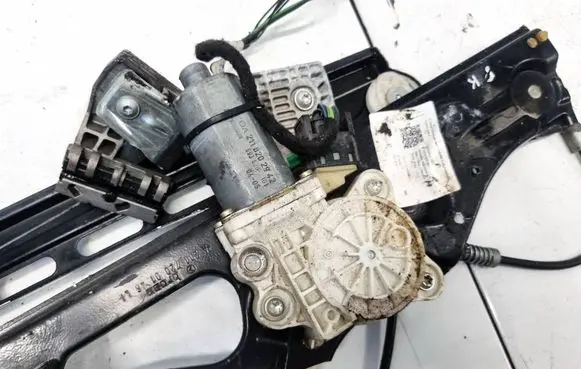 Mercedes-Benz E W211 Front door window regulator motor A2118202942