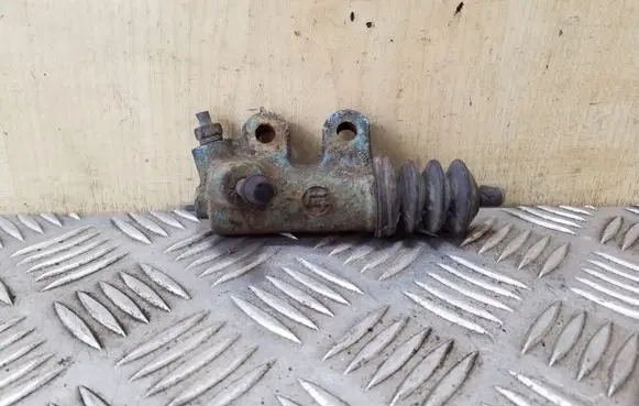 Toyota Avensis T220 Clutch slave cylinder 