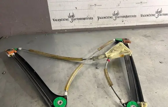 Front window lifting mechanism without motor