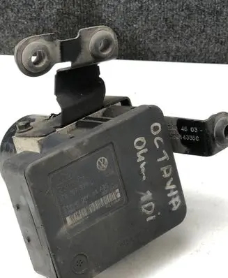 Skoda Octavia Mk2 (1Z) ABS Pump 1C0907379 1J0614117G