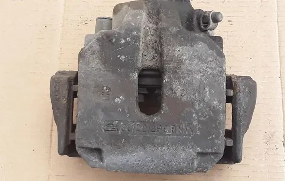 BMW 5 E39 Front brake caliper 6022296