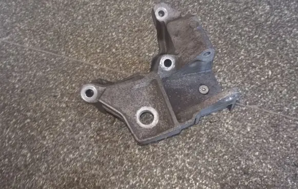 Volvo S60 Engine mounting bracket