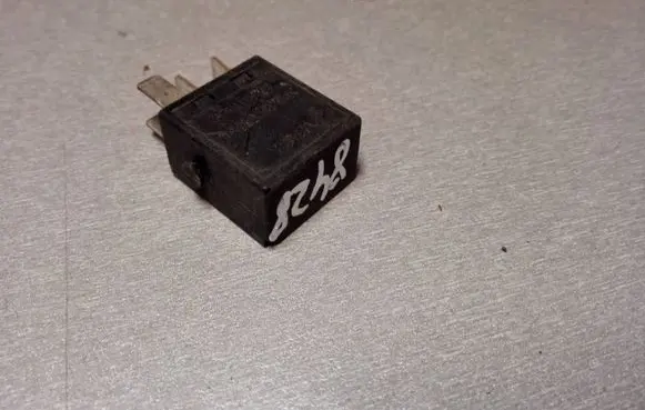 Mercedes-Benz C W202 Other relay 0025421119 A1001X42 022922A