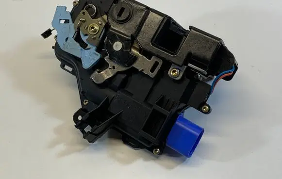 Volkswagen Golf V Rear door lock 7L0839016D
