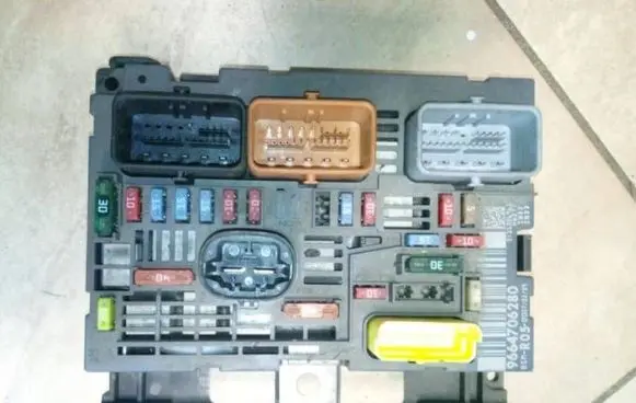 Peugeot 308 Fuse module 9664706280 NE70735