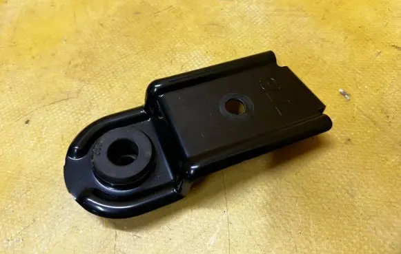Front bumper mounting bracket