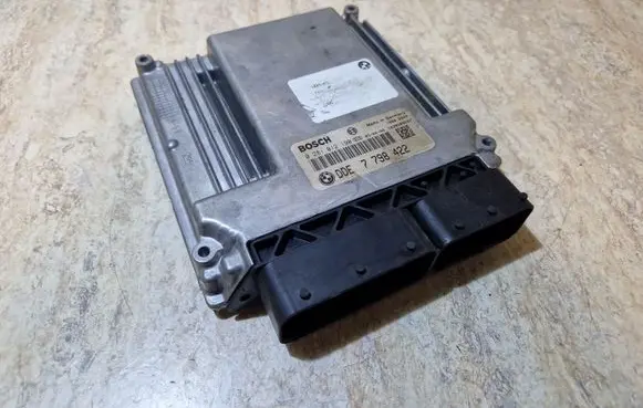 BMW 5 E60 E61 Engine control unit/module 0281012190