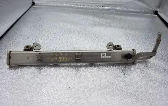 Fuel injector supply line/pipe