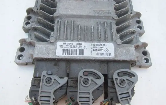 Renault Laguna III Engine control unit/module 8200882381 S122326133A