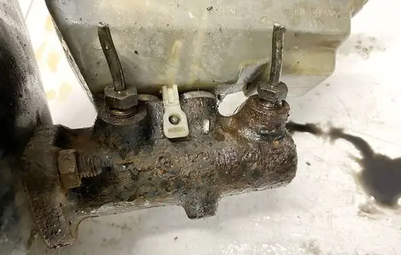 Master brake cylinder