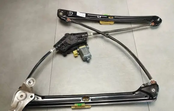 Volkswagen Golf VII Front door window regulator with motor 5G4837461H