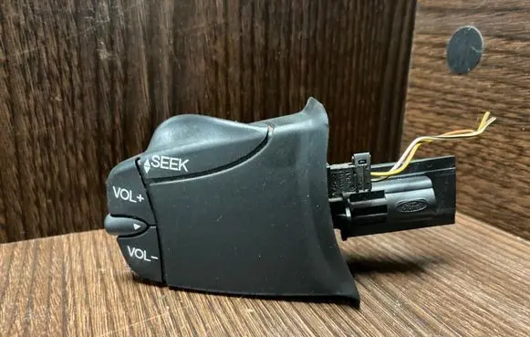 Steering wheel buttons/switches