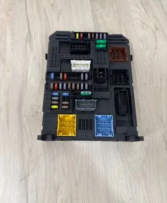 Peugeot 5008 II Fuse module 9819855180 28550097