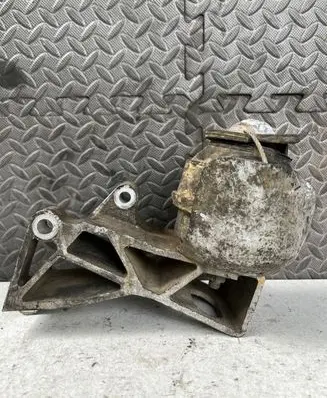 Volvo XC90 Engine mounting bracket 30741576 1713U 06W01