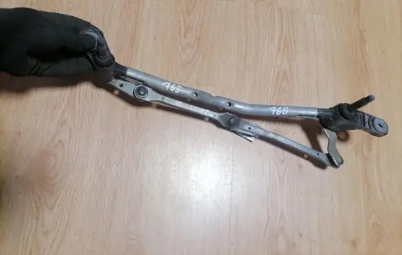 Renault Clio III Front wiper linkage 