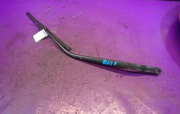 Front wiper blade arm