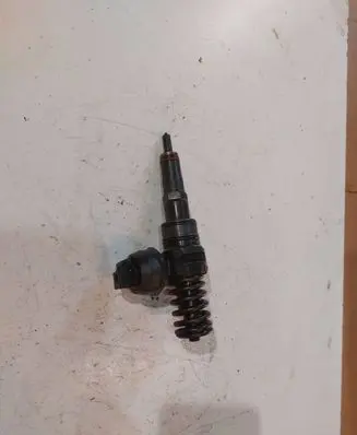 Volkswagen Golf V Fuel injector 038130073AG