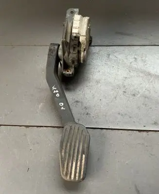 Accelerator throttle pedal