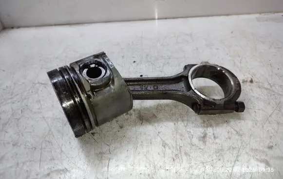 Mitsubishi L200 Piston with connecting rod