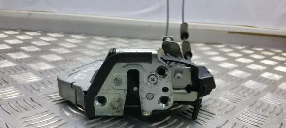 Toyota Avensis T270 Rear door lock A046693