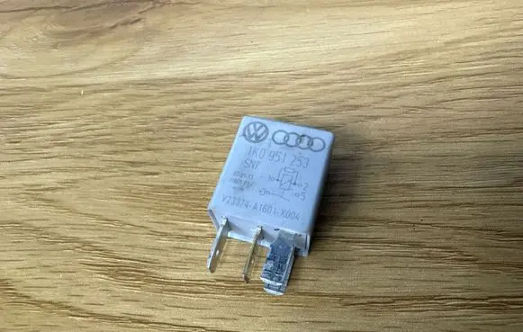 Volkswagen PASSAT B6 Other relay 1K0951253