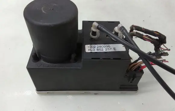 Audi A4 S4 B5 8D Central locking vacuum pump 8L0862257E