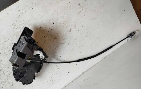 Volvo V50 Front door lock 30753658