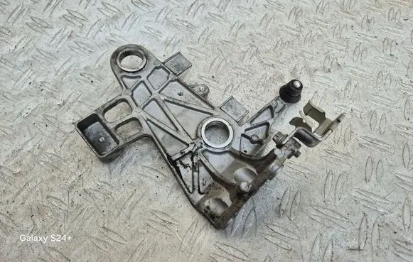 Mercedes-Benz E W212 Air filter cleaner box bracket assembly A6510902241