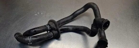 Volkswagen PASSAT B5.5 Engine coolant pipe/hose 8D0819373N