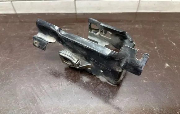 Audi Q7 4L ABS pump bracket 7L6614143B