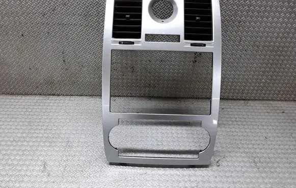 Chrysler 300 - 300C Radio/GPS head unit trim 