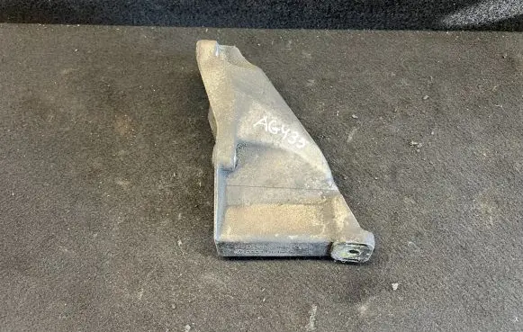 Volkswagen PASSAT B5.5 Engine mounting bracket 8D0199307
