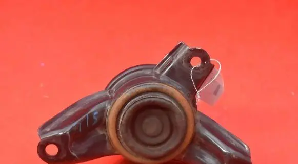 Engine mount vacuum valve