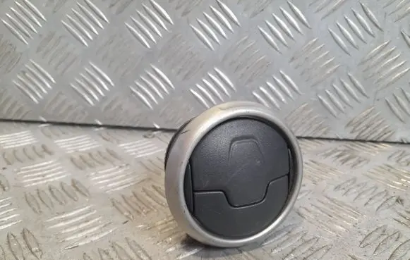Nissan Qashqai Dash center air vent grill