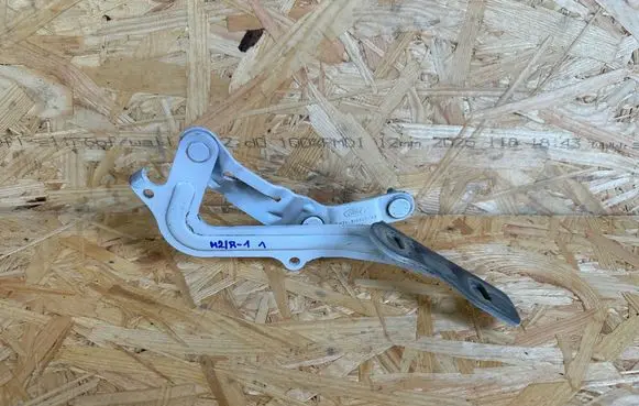 Engine bonnet/hood hinges