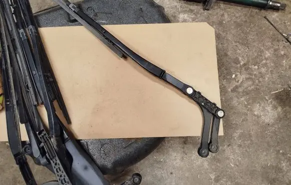 BMW 5 E39 Front wiper blade arm 8209880 102087