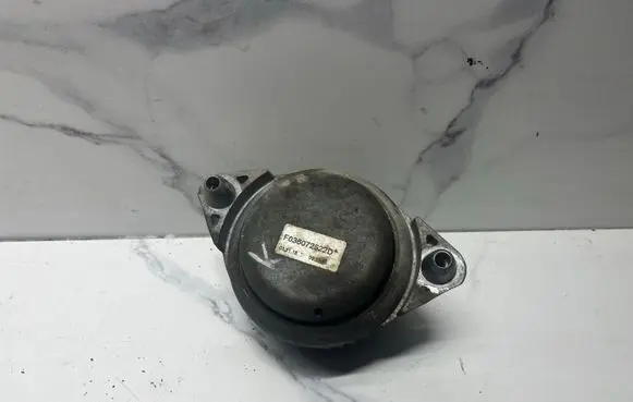 Mercedes-Benz C W204 Engine mount bracket F036072522D