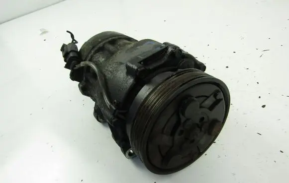 Volkswagen Golf IV Air conditioning (A/C) compressor (pump) 1J0820803K