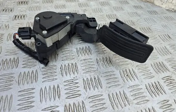 Accelerator throttle pedal