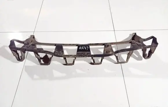 Front bumper mounting bracket