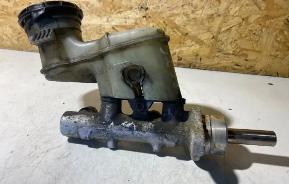 Brake fluid reservoir