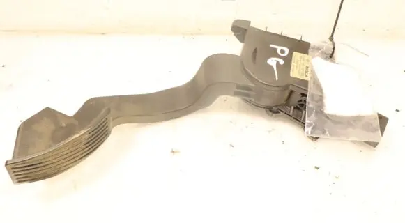 Accelerator throttle pedal