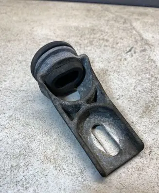 Radiator mount bracket