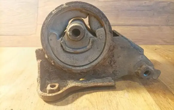 Nissan X-Trail T30 Engine mount bracket