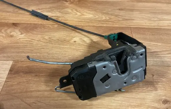 Opel Astra H Front door lock 13210748