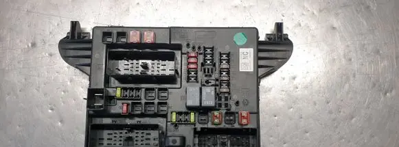Opel Insignia A Fuse module 13277319