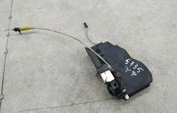 BMW 1 E81 E87 Front door lock 7167074