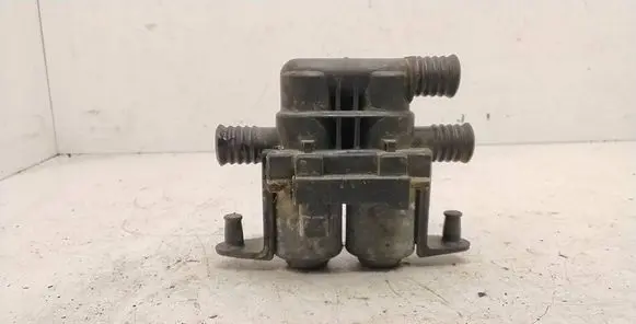 BMW 5 E39 Coolant heater control valve 8374995 1147412137